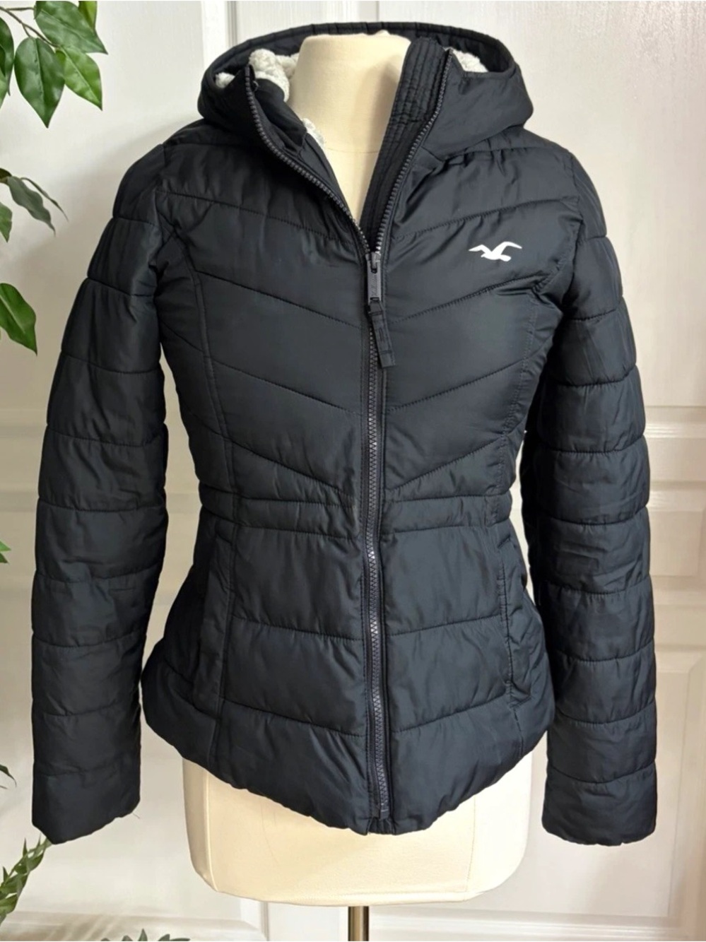 Hollister Puffer Collection Women’s Black Hooded Full Zip Sherpa Lined Jacket